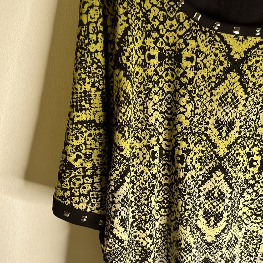 JM Collection long sleeves top size 3x Dolman studs reptile white yellow black - Picture 5 of 8